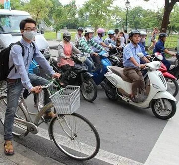 Trong một đoạn video diễn hài gần đây, Bi Béo- con trai của NSND, Cục trưởng